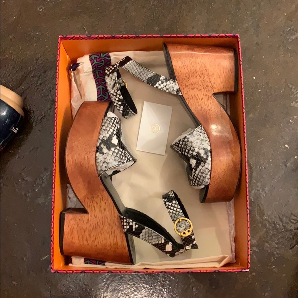 [Tory Burch] Camilla Platform Snakeskin Sandals
